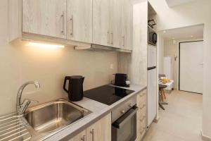 una cocina con fregadero y encimera en Yard Studio by CorfuEscapes, en Corfú 9 fotos más