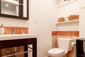 Koupelna v ubytování Huge Studio w Full Kitchen W D Parking + 10 fotografií
