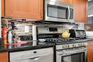 Entire 1-BR Apt in NoMa Eckington的厨房或小厨房