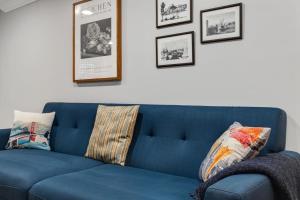 Entire 1-BR Apt in NoMa Eckington的休息区