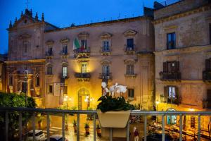 una vista di un edificio da un balcone di B&B La Vista sul Teatro a Agrigento