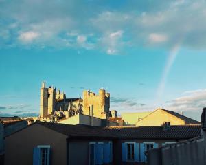a building with a castle in the background at Appartement L'eau vive in Narbonne