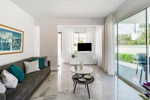 Televisyen dan/atau pusat hiburan di Luxurious ONE Maisonette by Ezoria Villas +28 gambar