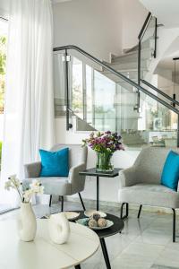 Ruang duduk di Luxurious ONE Maisonette by Ezoria Villas