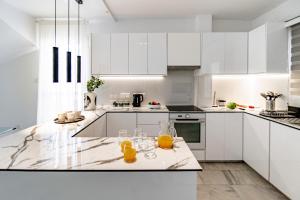 Dapur atau dapur kecil di Luxurious ONE Maisonette by Ezoria Villas
