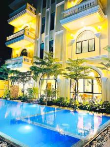 a large swimming pool in front of a building at Hang Meas Boutique in Kampot