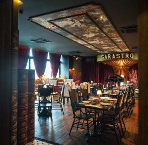 Restaurace v ubytování Tribeca Serviced Hotel by Millennium