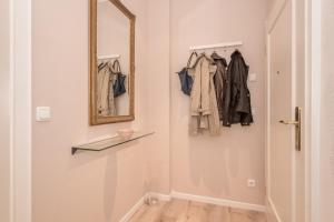 ein Ankleidezimmer mit einem Spiegel und einem Schrank in der Unterkunft Ferienwohnung Pusteblume - Villa Stranddistel in Binz