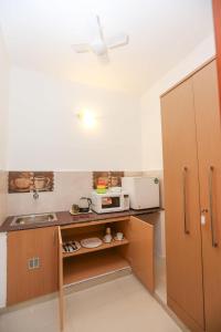 Kitchen o kitchenette sa Avenue 11 Boutique Residences, Poes Garden Chennai