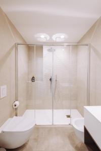 y baño con ducha, aseo y lavamanos. en Sea Sense Suite 8 en Bari