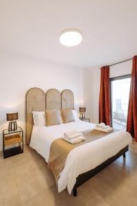 Un dormitorio con una cama grande y una ventana en Sea Sense Suite 8 en Bari