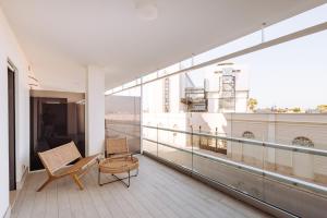 Un balcón con una silla y una mesa en un edificio en Sea Sense Suite 8 en Bari