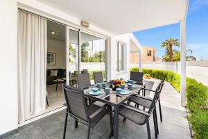 Balkoni atau teres di Luxurious ONE Maisonette by Ezoria Villas
