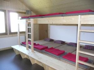 Двухъярусная кровать или двухъярусные кровати в номере Berggasthaus Gummenalp