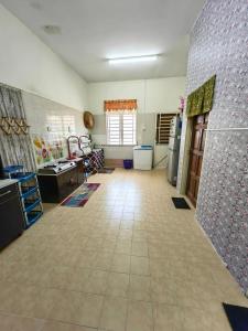 Großes Zimmer mit Fliesenboden und Küche in der Unterkunft Homestay Hitech Kulim Islam Guest Only in Kulim