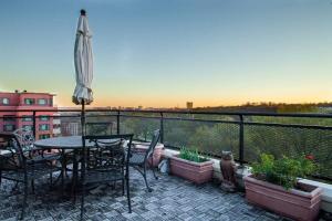Gallery image of Gorgeous Rosslyn Penthouse w Views FREE Parking Metro Subway in Arlington