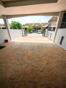un patio vacío con suelo de piedra en una casa en Homestay Hitech Kulim Islam Guest Only en Kulim