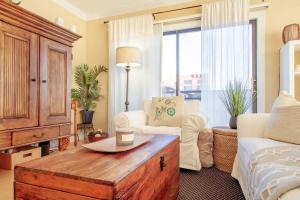 Gallery image of Gorgeous Rosslyn Penthouse w Views FREE Parking Metro Subway in Arlington +17 photos