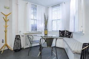 DesignerFlat Nestled Between Dupont&Logan Circlesにあるシーティングエリア
