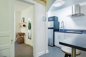 DesignerFlat Nestled Between Dupont&Logan Circlesにあるキッチンまたは簡易キッチン