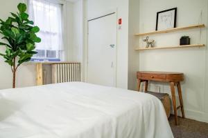 DesignerFlat Nestled Between Dupont&Logan Circlesにあるベッド