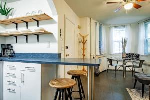 DesignerFlat Nestled Between Dupont&Logan Circlesにあるキッチンまたは簡易キッチン