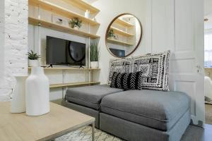 DesignerFlat Nestled Between Dupont&Logan Circlesにあるテレビまたはエンターテインメントセンター
