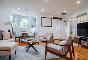ワシントンにあるFancy 1-BR in Central Location Parking availableのリビングルーム(家具、薄型テレビ付)