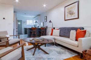 Setusvæði á Fancy 1-BR in Central Location Parking available