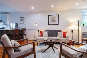 ワシントンにあるFancy 1-BR in Central Location Parking availableのソファとテーブルのあるリビングルーム