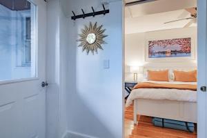 Rúm í herbergi á Fancy 1-BR in Central Location Parking available
