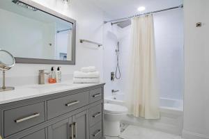 Baðherbergi á Fancy 1-BR in Central Location Parking available