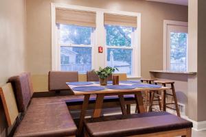 uma sala de jantar com uma mesa e algumas janelas em Pentagon City Homestay Parking available em Arlington