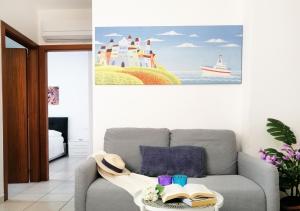 un soggiorno con divano e tavolo con libri di Holihome_Open House FRN ad Alba Adriatica