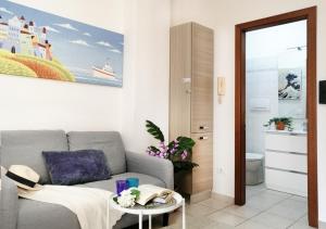 un soggiorno con un divano e un tavolo di Holihome_Open House FRN ad Alba Adriatica Altre 13 foto