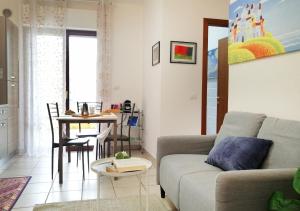 un soggiorno con un divano e un tavolo di Holihome_Open House FRN ad Alba Adriatica