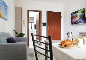 un tavolo con un piatto di pane in soggiorno di Holihome_Open House FRN ad Alba Adriatica