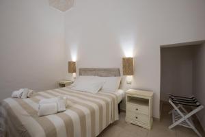 A bed or beds in a room at Casale Donna Rosa