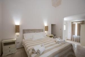 A bed or beds in a room at Casale Donna Rosa