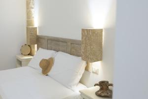 A bed or beds in a room at Casale Donna Rosa