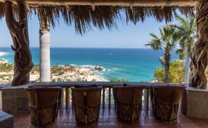 un ristorante con vista sull'oceano di Infinite views of Palmilla beach and East Cape a San José del Cabo