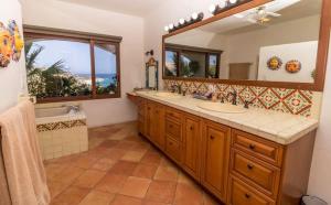 un bagno con due lavandini e un grande specchio di Infinite views of Palmilla beach and East Cape a San José del Cabo