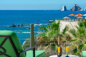 zwei Gläser Wein auf einem Tisch mit Meerblick in der Unterkunft Views to El Arco, Famous Cabo San Lucas bay rock formation in El Pueblito