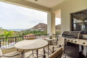 a balcony with a table and chairs and a view of the ocean at Las Terrazas Cerro Colorado in El Bedito