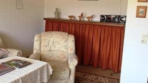Zimmer mit einem Tisch, einem Stuhl und einer Kamera in der Unterkunft Fewo Blumbach Nr 2, Schluchsee, Feldberg in Schluchsee