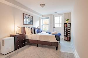 A bed or beds in a room at Lux CoHi Cove Walk to METRO Subway Shopping Howard Univ Medstar