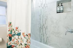 A bathroom at Lux CoHi Cove Walk to METRO Subway Shopping Howard Univ Medstar Még 8 kép