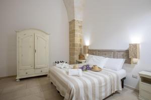 A bed or beds in a room at Casale Donna Rosa