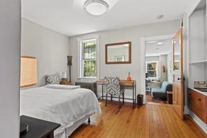 1 dormitorio con cama, escritorio y silla en Capitol Hill Homestay Convenient to H St en Washington
