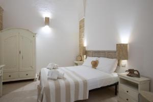 A bed or beds in a room at Casale Donna Rosa